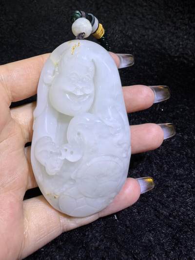 新疆和田白玉男款手把件弥勒佛，玉质油润，精雕细刻，零星洒金！微结构。尺寸:74mm*42mm*28mm克重:120.6g自带国检证书