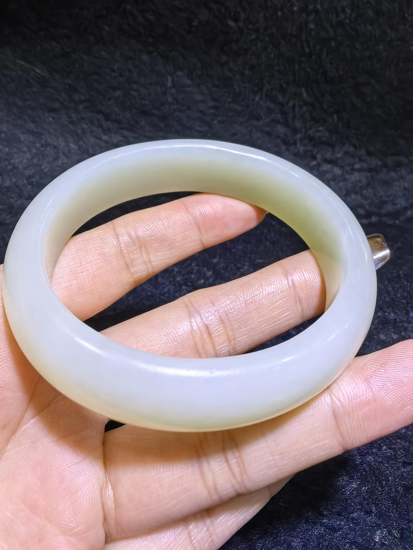 新疆和田白玉贵妃镯女款。玉质油润细腻老熟。脂粉十足！温婉简约。圈口56+条宽1.6cm条厚：0.9cm克重：61g