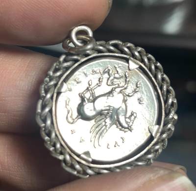 完美拆下！古希腊雅典娜和飞马银币

正面飞马无敌生动！张开的大翅膀太感人了！

阿卡纳尼亚地区发行于公元前4世纪，面值1斯达特银币 

正面：双翼白色飞马珀伽索斯，马腹下有城邦名缩写。 
背面：戴科林斯式头盔的智慧女神雅典娜，她是水瓶座的守护神。
 