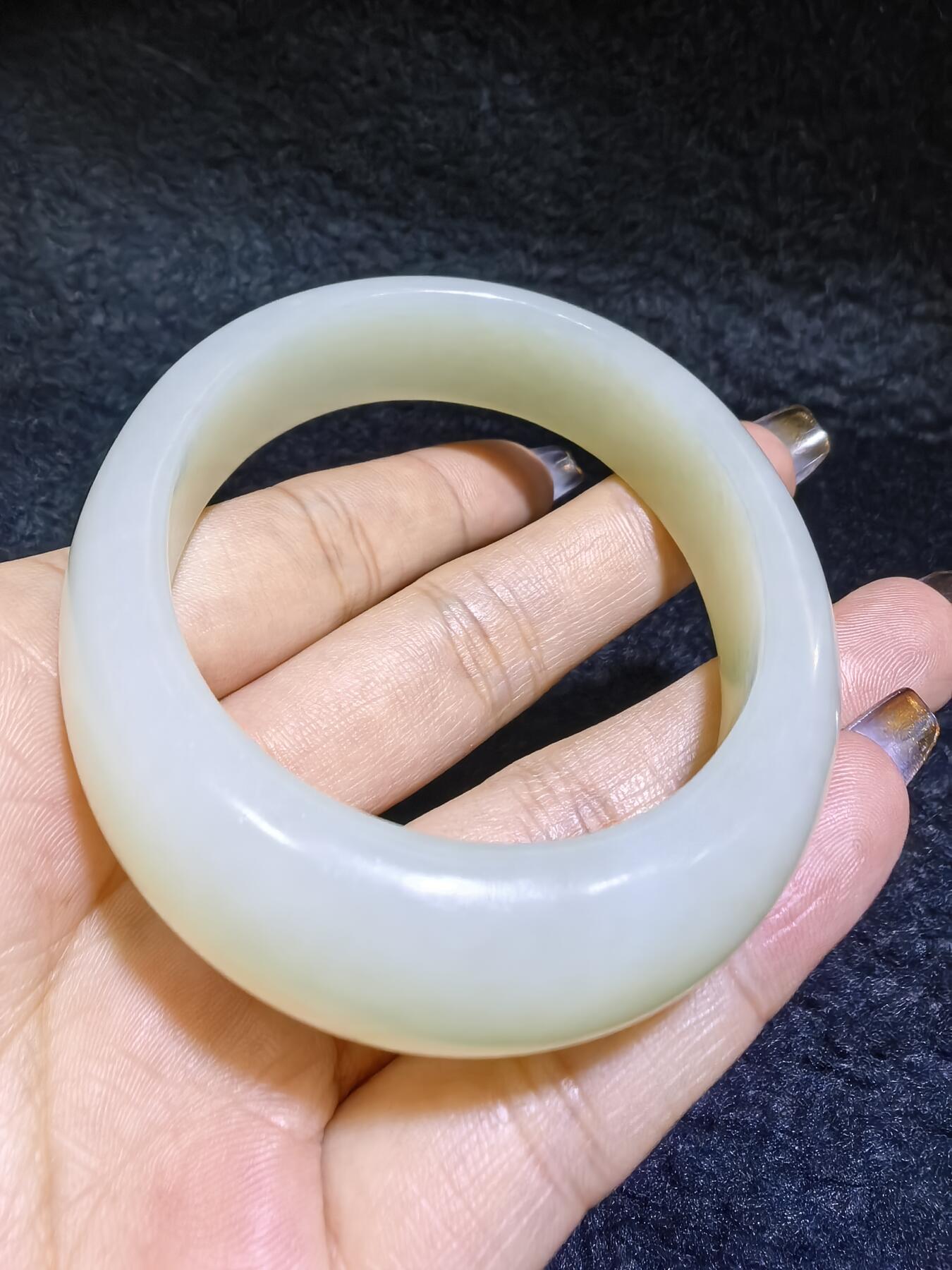新疆和田白玉贵妃镯女款。玉质油润细腻老熟。脂粉十足！温婉简约。圈口56+条宽1.6cm条厚：0.9cm克重：61g
