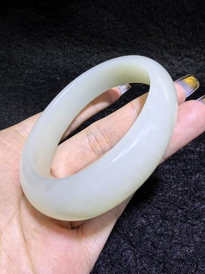 新疆和田白玉贵妃镯女款。玉质油润细腻老熟。脂粉十足！温婉简约。圈口56+条宽1.6cm条厚：0.9cm克重：61g
