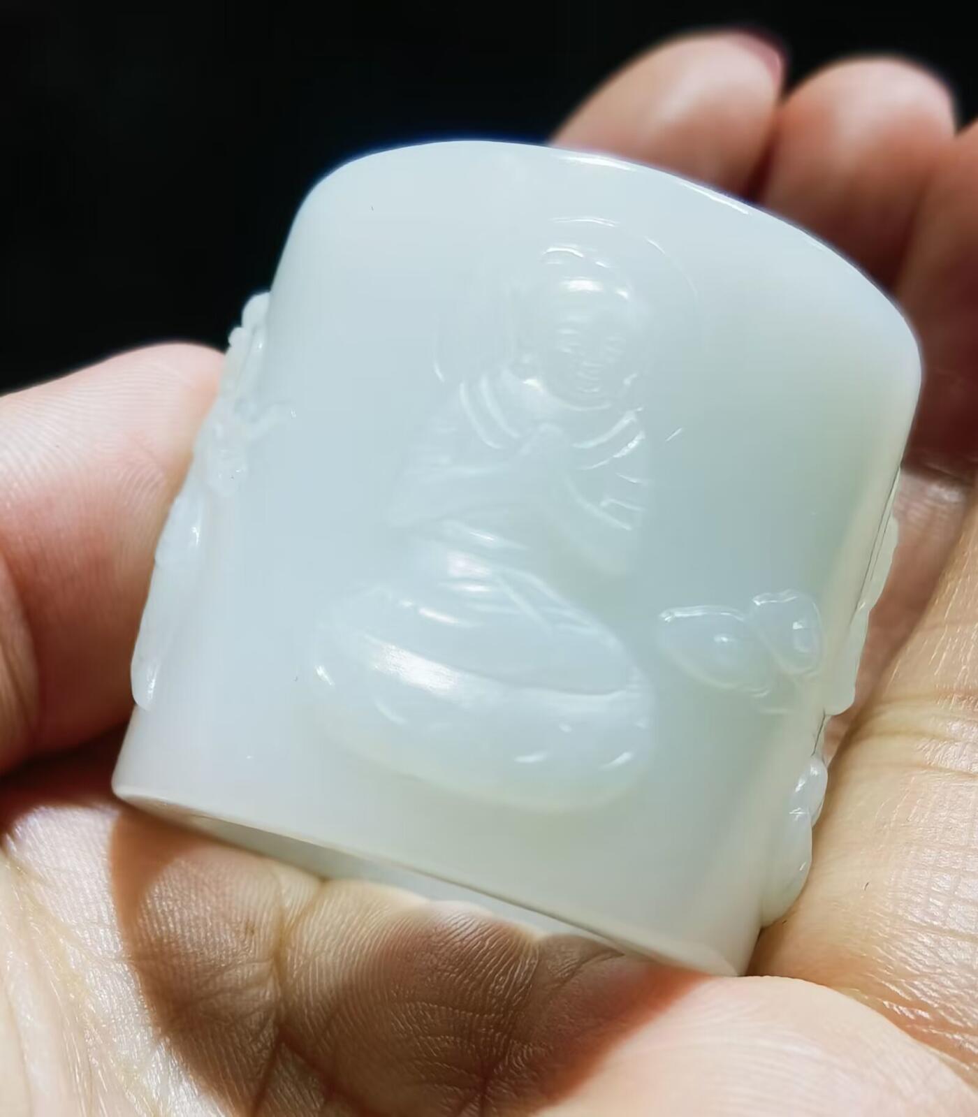 新疆和田白玉浮雕人物扳指男款，玉质油润细腻，一级白。脂粉十足，整圈浮雕图中可见，内径:22.所见即所得，实物实拍。克重:41.4g