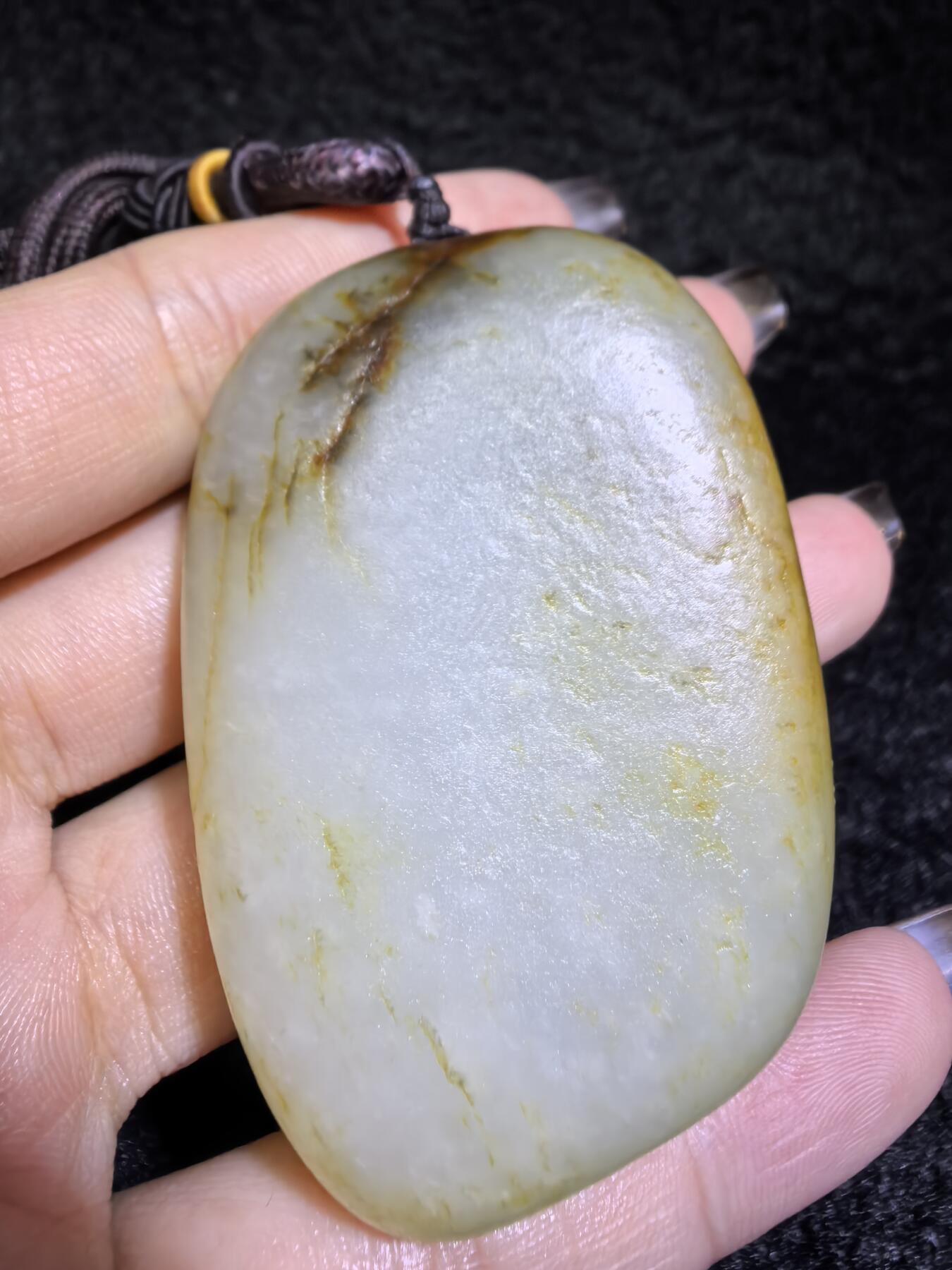 收藏级新疆喀什河籽料，府上有龙手把件男款，原籽洒金皮，可见天然毛孔撞击坑等。原皮原色，俏色巧雕寓意吉祥安康，尺寸：5.8cm*3.9cm**2.1cm
克重：75.2g自带国检证书！
