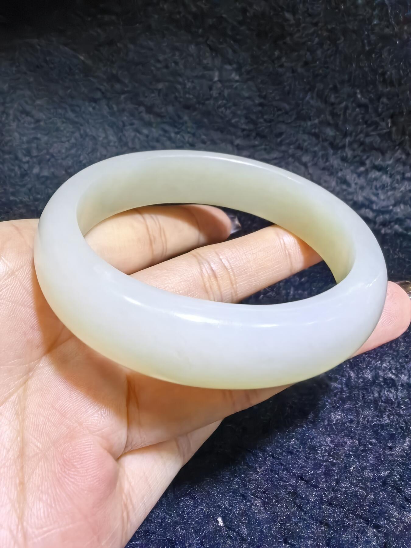 新疆和田白玉贵妃镯女款。玉质油润细腻老熟。脂粉十足！温婉简约。圈口56+条宽1.6cm条厚：0.9cm克重：61g