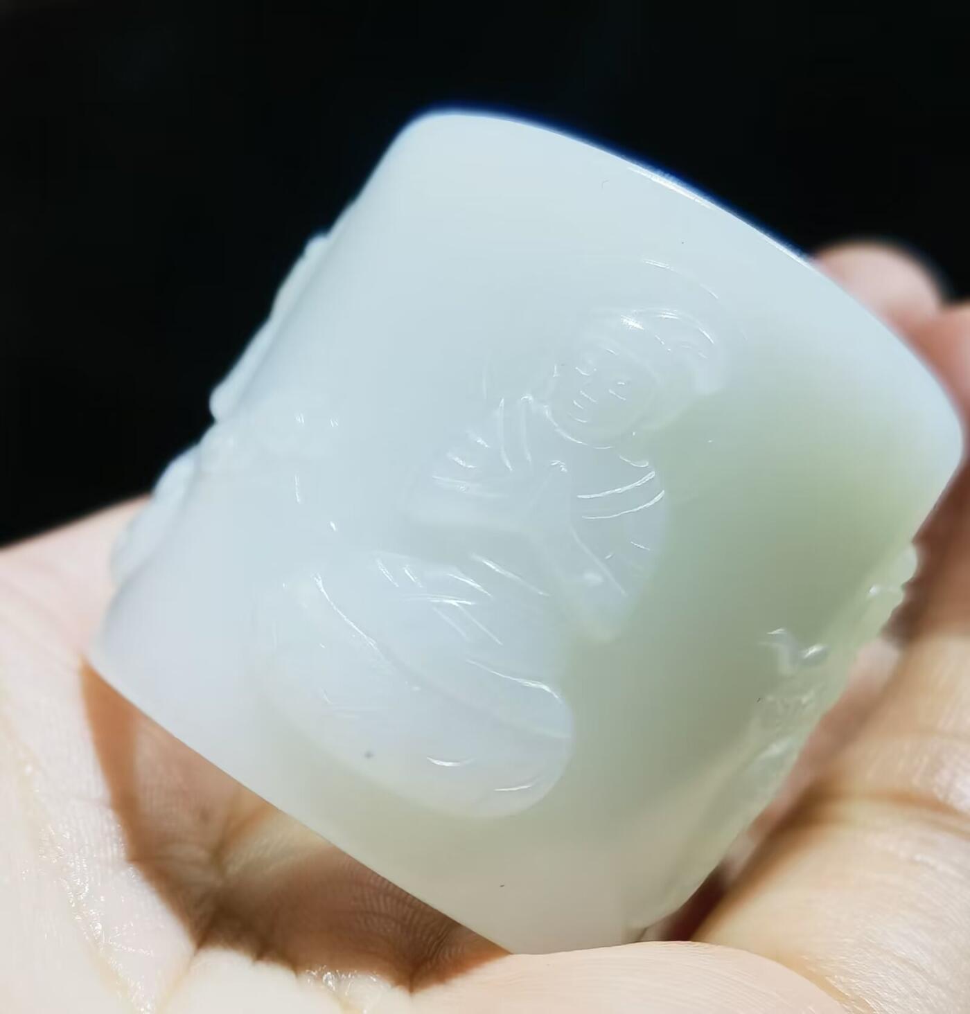 新疆和田白玉浮雕人物扳指男款，玉质油润细腻，一级白。脂粉十足，整圈浮雕图中可见，内径:22.所见即所得，实物实拍。克重:41.4g