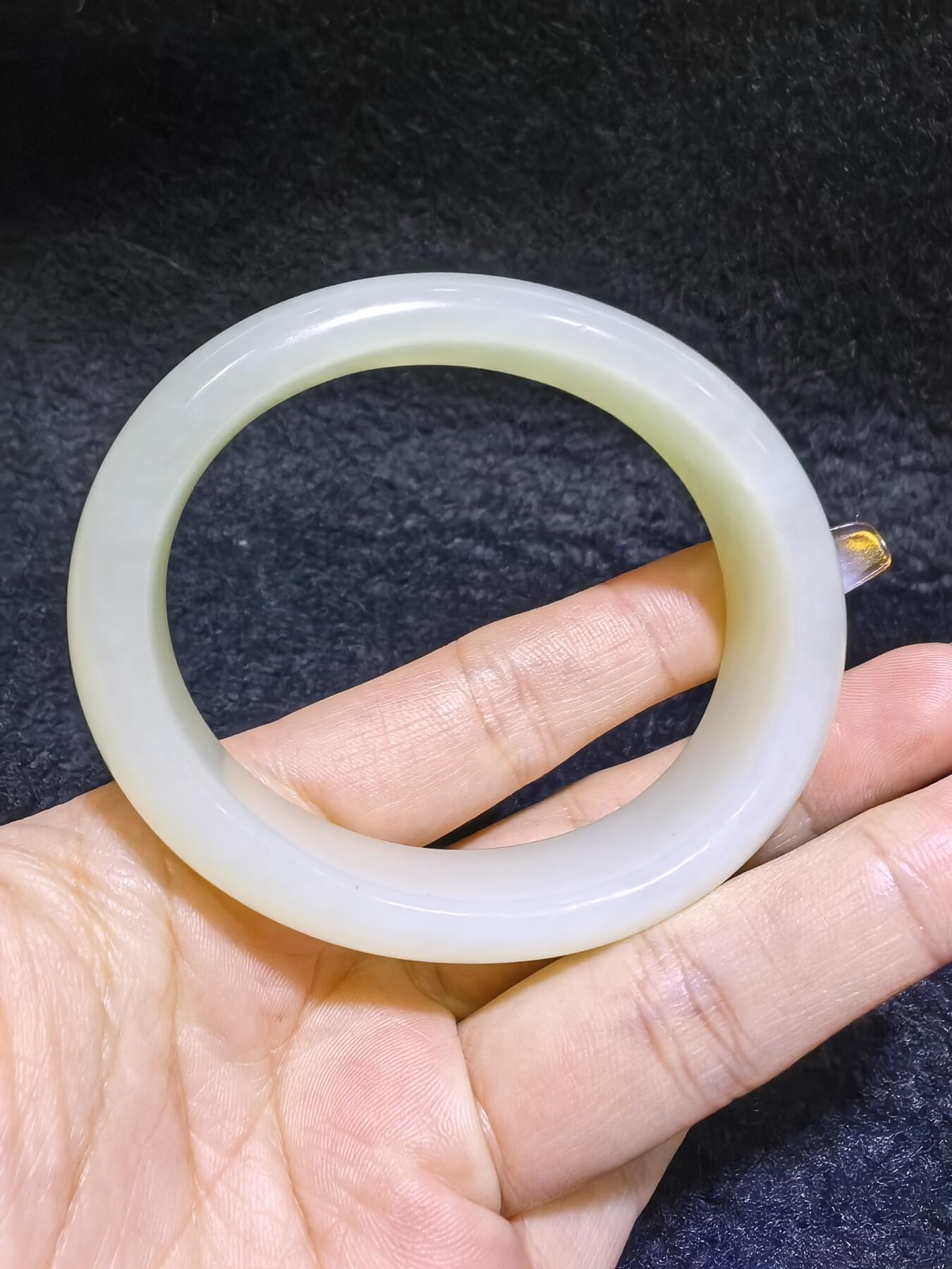 新疆和田白玉贵妃镯女款。玉质油润细腻老熟。脂粉十足！温婉简约。圈口56+条宽1.6cm条厚：0.9cm克重：61g