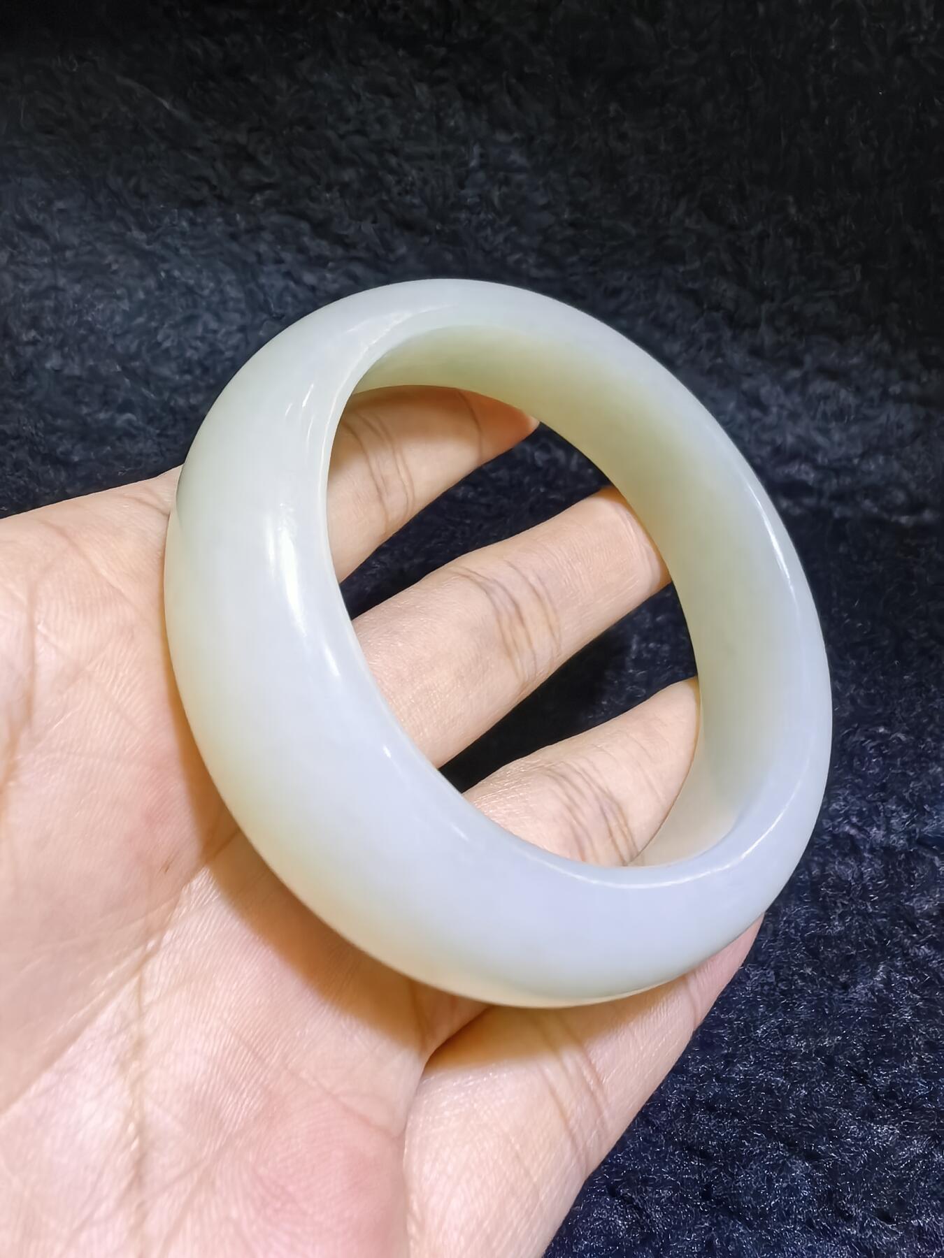 新疆和田白玉贵妃镯女款。玉质油润细腻老熟。脂粉十足！温婉简约。圈口56+条宽1.6cm条厚：0.9cm克重：61g