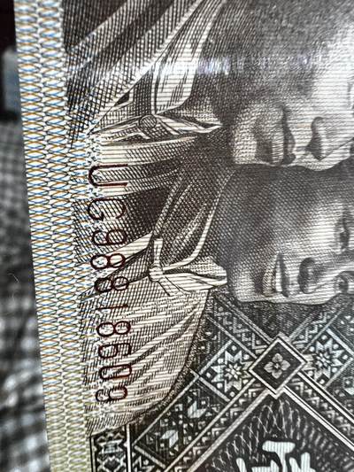 8001的背面两处漏印，特别稀少