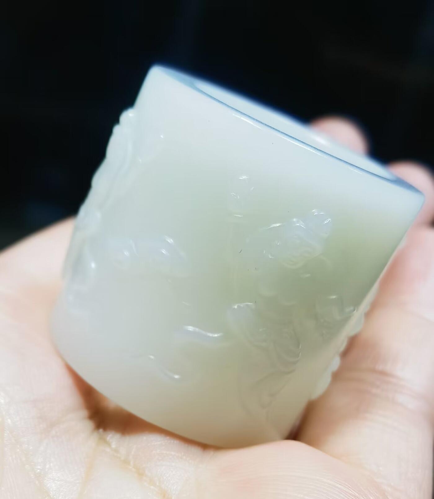 新疆和田白玉浮雕人物扳指男款，玉质油润细腻，一级白。脂粉十足，整圈浮雕图中可见，内径:22.所见即所得，实物实拍。克重:41.4g