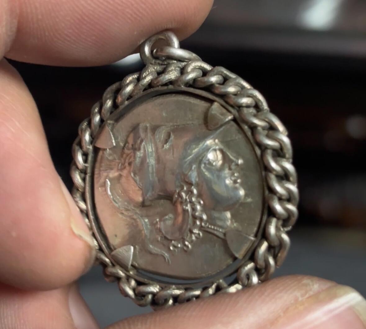 完美拆下！古希腊雅典娜和飞马银币

正面飞马无敌生动！张开的大翅膀太感人了！

阿卡纳尼亚地区发行于公元前4世纪，面值1斯达特银币 

正面：双翼白色飞马珀伽索斯，马腹下有城邦名缩写。 
背面：戴科林斯式头盔的智慧女神雅典娜，她是水瓶座的守护神。
 