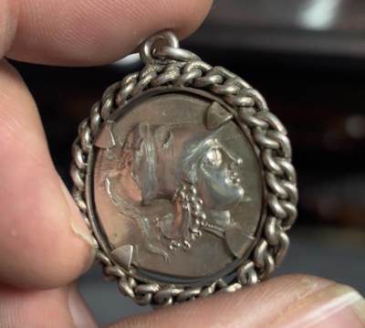 完美拆下！古希腊雅典娜和飞马银币

正面飞马无敌生动！张开的大翅膀太感人了！

阿卡纳尼亚地区发行于公元前4世纪，面值1斯达特银币 

正面：双翼白色飞马珀伽索斯，马腹下有城邦名缩写。 
背面：戴科林斯式头盔的智慧女神雅典娜，她是水瓶座的守护神。
 