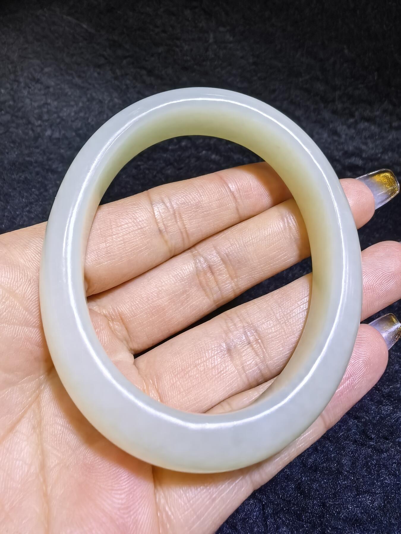 新疆和田白玉贵妃镯女款。玉质油润细腻老熟。脂粉十足！温婉简约。圈口56+条宽1.6cm条厚：0.9cm克重：61g