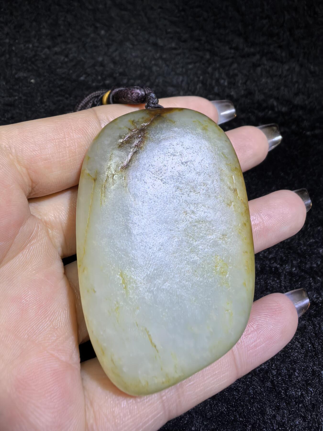 收藏级新疆喀什河籽料，府上有龙手把件男款，原籽洒金皮，可见天然毛孔撞击坑等。原皮原色，俏色巧雕寓意吉祥安康，尺寸：5.8cm*3.9cm**2.1cm
克重：75.2g自带国检证书！