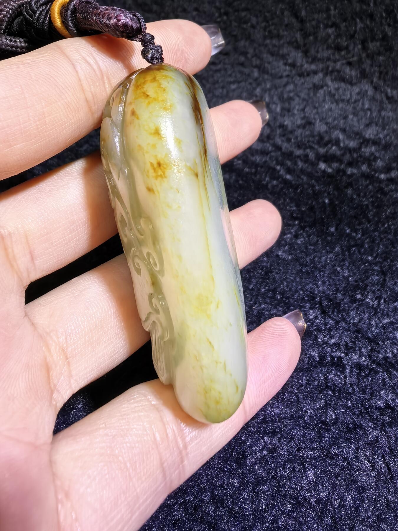 收藏级新疆喀什河籽料，府上有龙手把件男款，原籽洒金皮，可见天然毛孔撞击坑等。原皮原色，俏色巧雕寓意吉祥安康，尺寸：5.8cm*3.9cm**2.1cm
克重：75.2g自带国检证书！