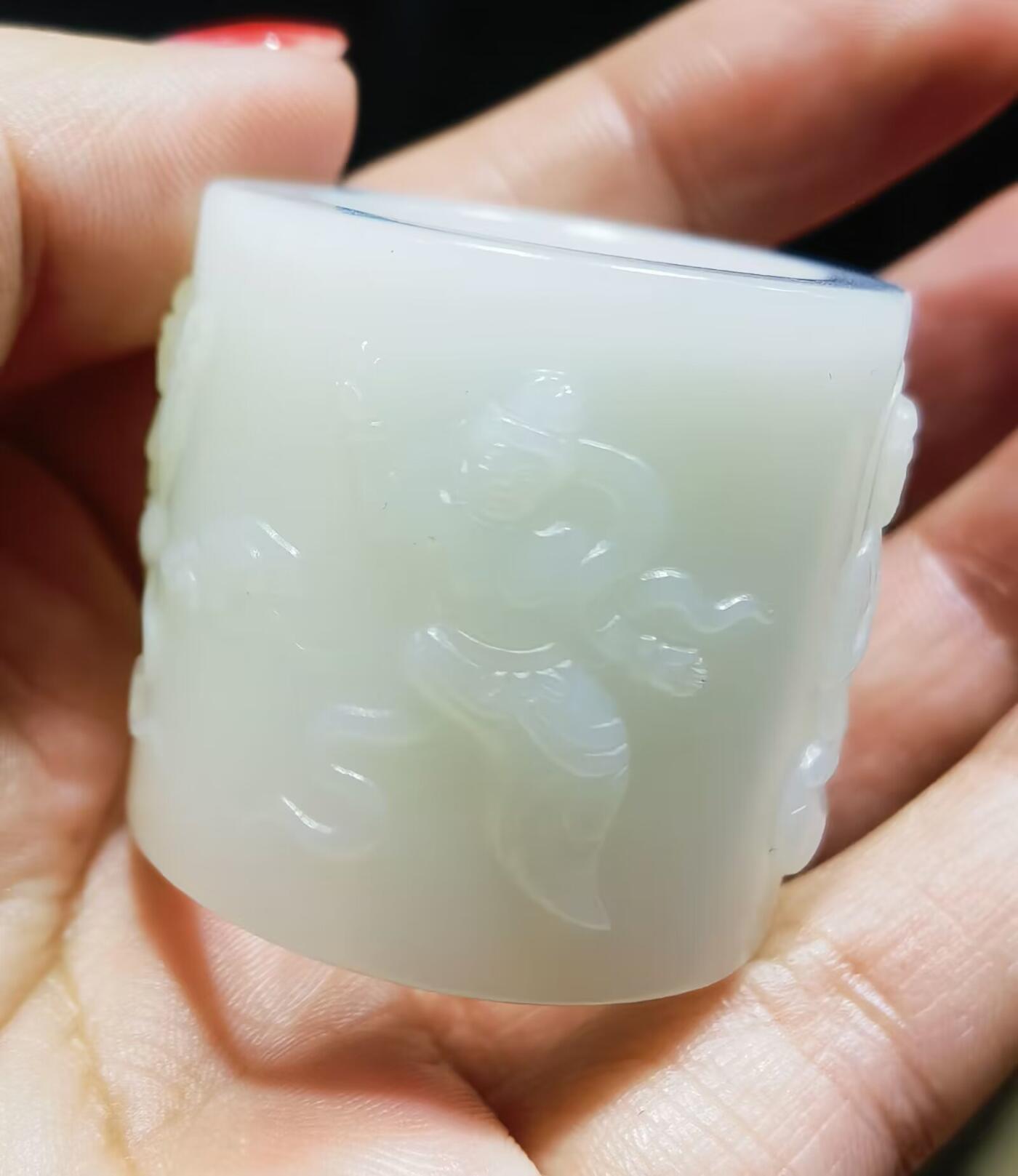 新疆和田白玉浮雕人物扳指男款，玉质油润细腻，一级白。脂粉十足，整圈浮雕图中可见，内径:22.所见即所得，实物实拍。克重:41.4g