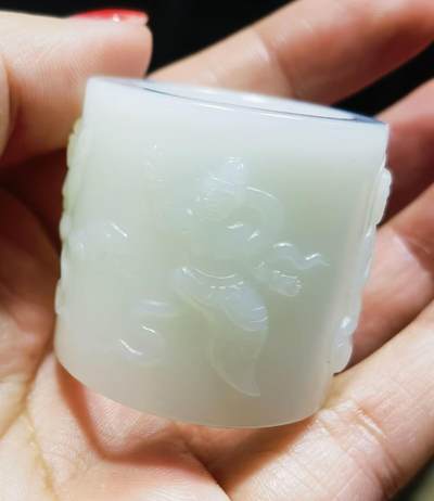 新疆和田白玉浮雕人物扳指男款，玉质油润细腻，一级白。脂粉十足，整圈浮雕图中可见，内径:22.所见即所得，实物实拍。克重:41.4g