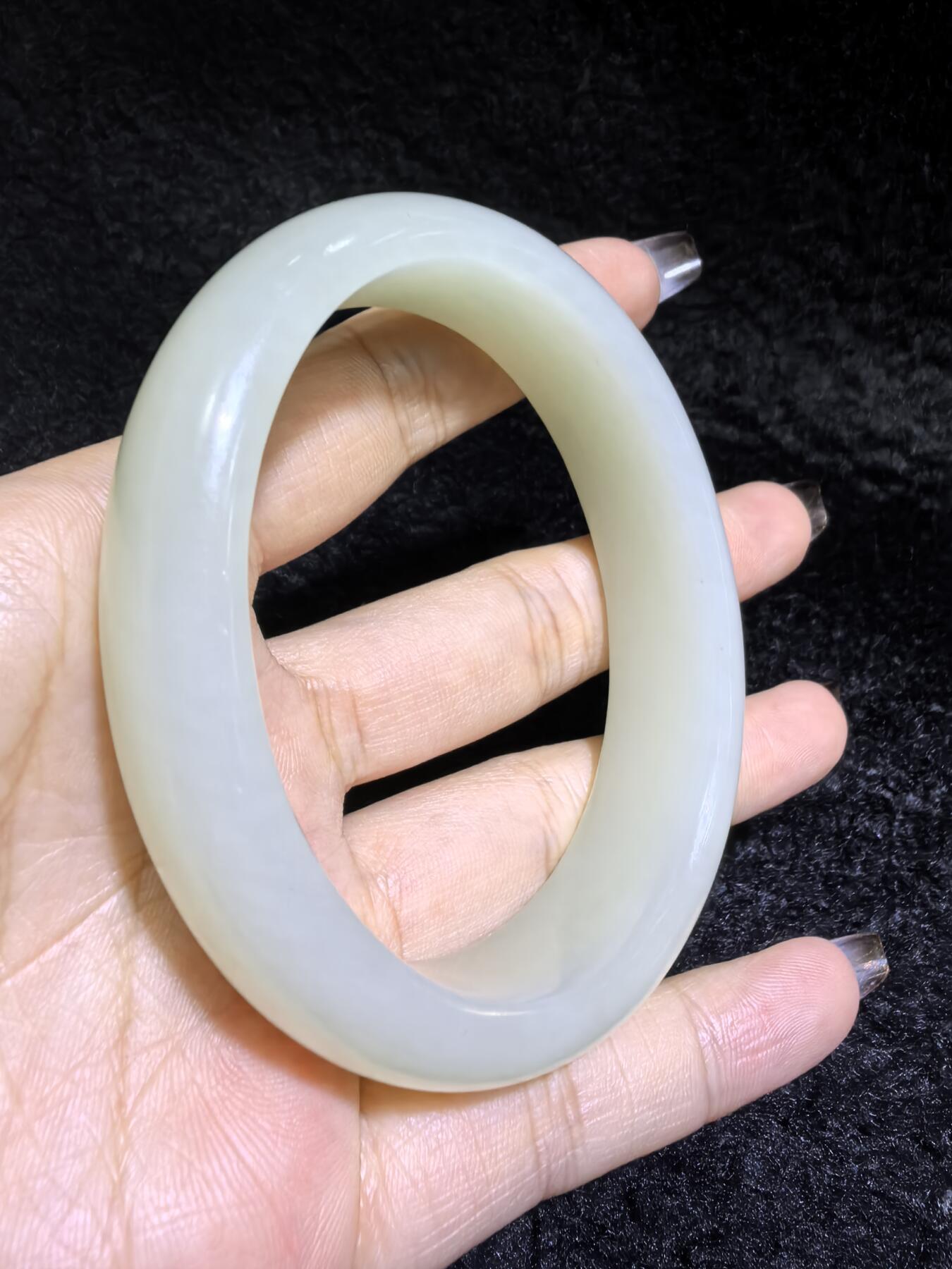 新疆和田白玉贵妃镯女款。玉质油润细腻老熟。脂粉十足！温婉简约。圈口56+条宽1.6cm条厚：0.9cm克重：61g
