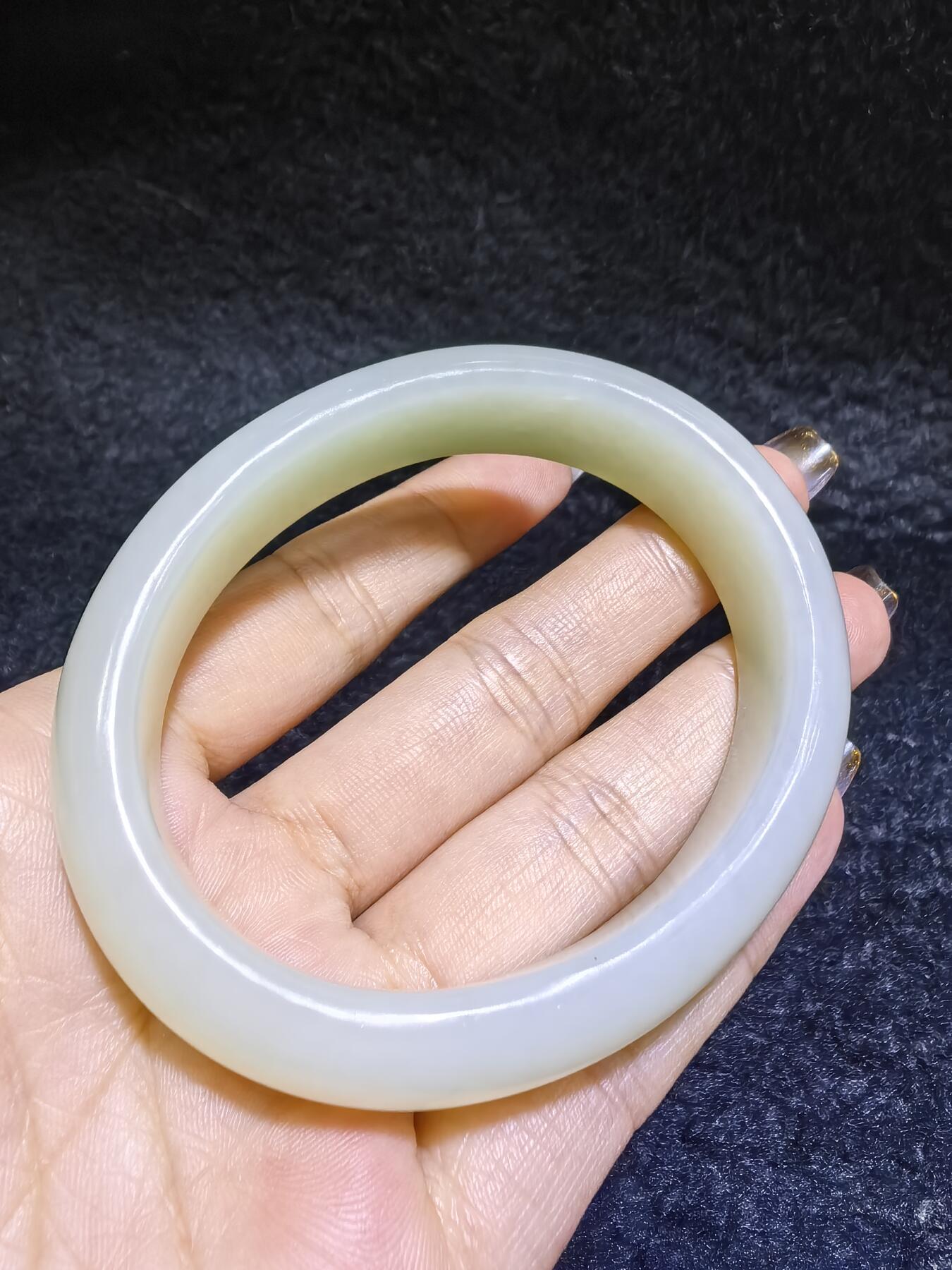 新疆和田白玉贵妃镯女款。玉质油润细腻老熟。脂粉十足！温婉简约。圈口56+条宽1.6cm条厚：0.9cm克重：61g