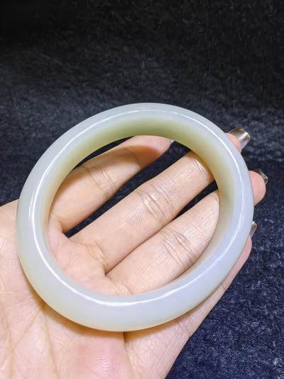 新疆和田白玉贵妃镯女款。玉质油润细腻老熟。脂粉十足！温婉简约。圈口56+条宽1.6cm条厚：0.9cm克重：61g