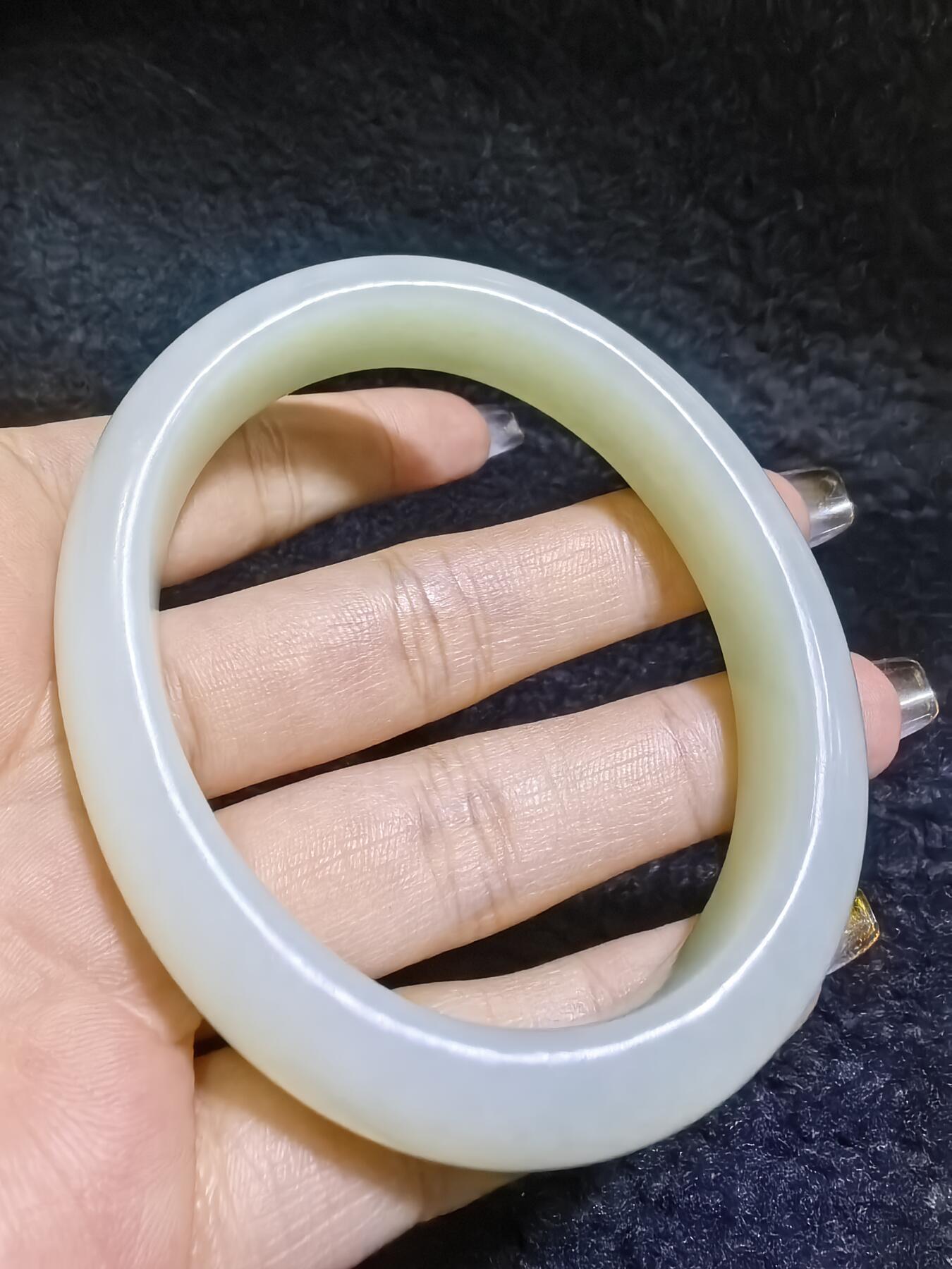 新疆和田白玉贵妃镯女款。玉质油润细腻老熟。脂粉十足！温婉简约。圈口56+条宽1.6cm条厚：0.9cm克重：61g