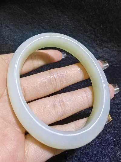 新疆和田白玉贵妃镯女款。玉质油润细腻老熟。脂粉十足！温婉简约。圈口56+条宽1.6cm条厚：0.9cm克重：61g