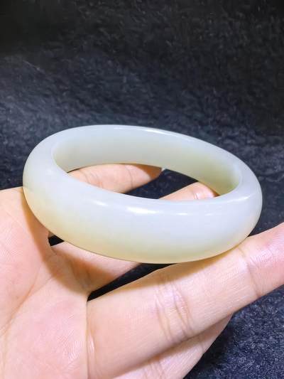 新疆和田白玉贵妃镯女款。玉质油润细腻老熟。脂粉十足！温婉简约。圈口56+条宽1.6cm条厚：0.9cm克重：61g