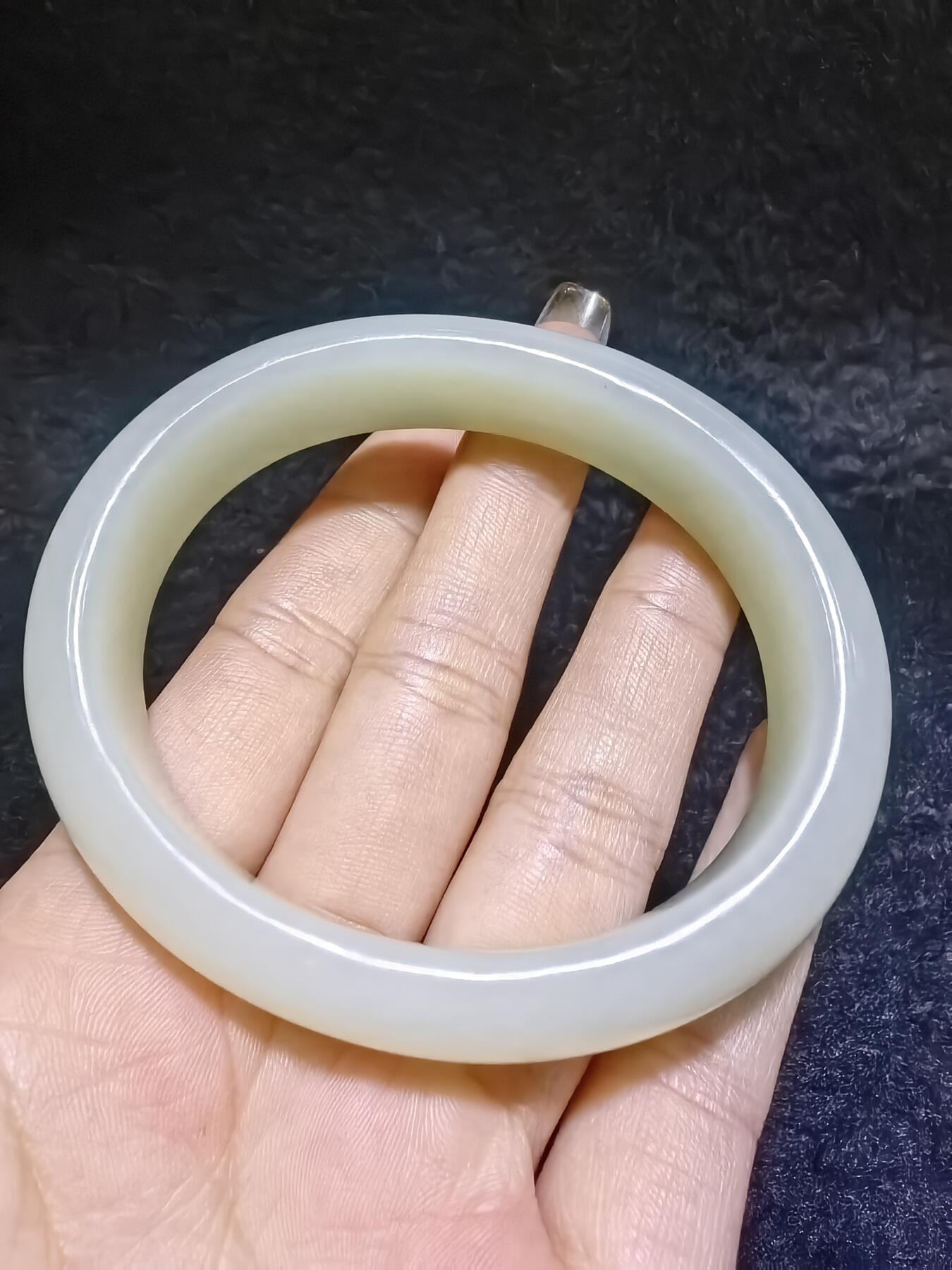 新疆和田白玉贵妃镯女款。玉质油润细腻老熟。脂粉十足！温婉简约。圈口56+条宽1.6cm条厚：0.9cm克重：61g