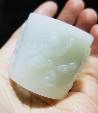 新疆和田白玉浮雕人物扳指男款，玉质油润细腻，一级白。脂粉十足，整圈浮雕图中可见，内径:22.所见即所得，实物实拍。克重:41.4g