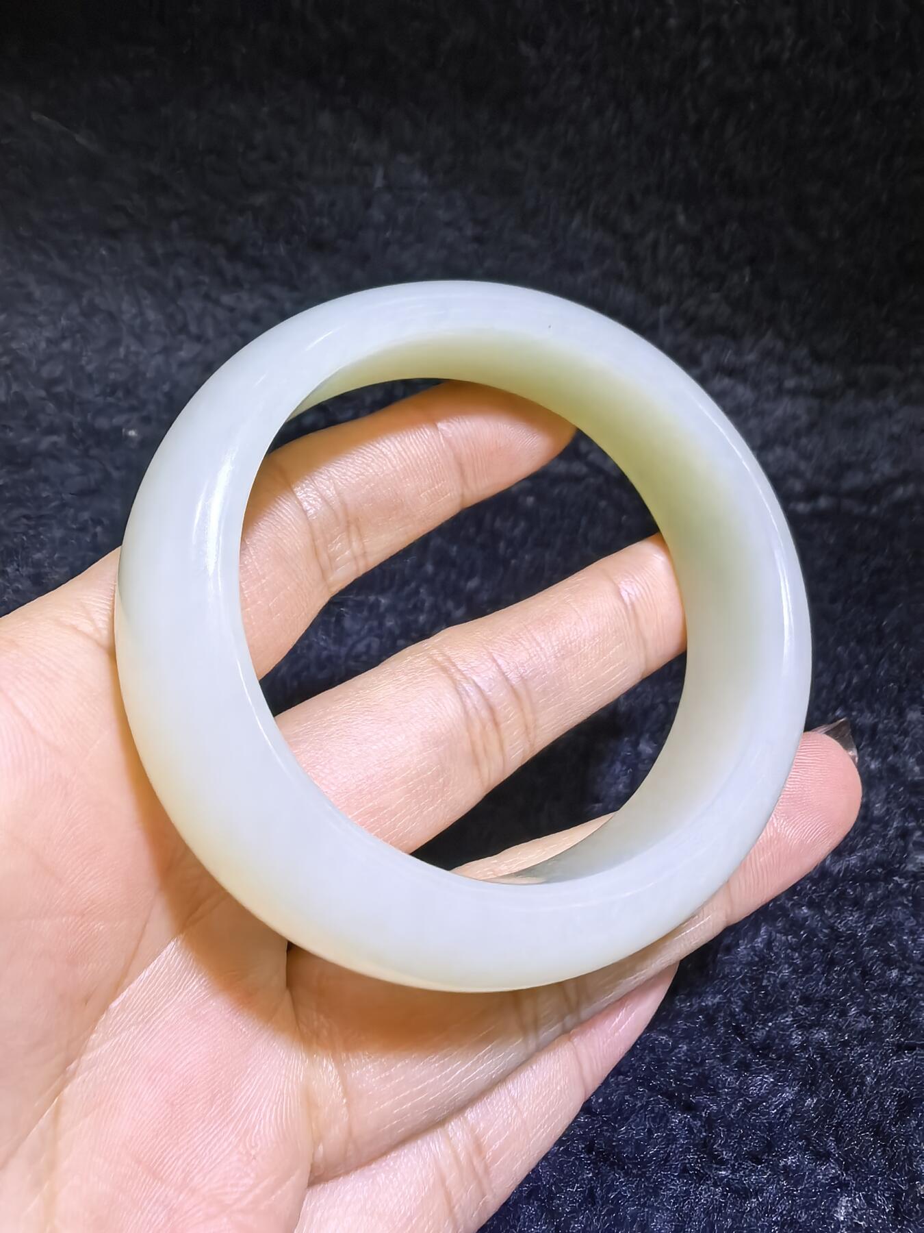 新疆和田白玉贵妃镯女款。玉质油润细腻老熟。脂粉十足！温婉简约。圈口56+条宽1.6cm条厚：0.9cm克重：61g