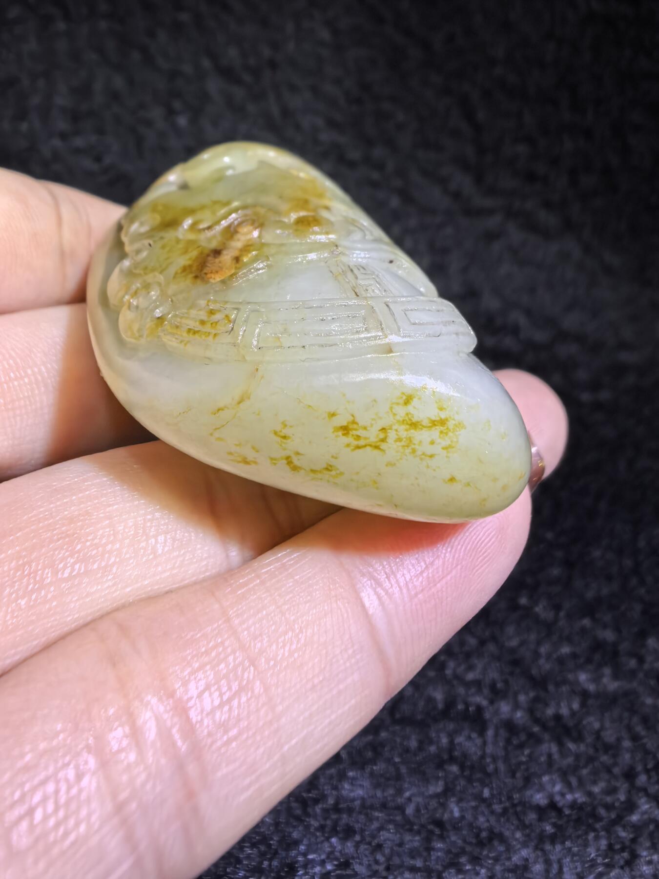 收藏级新疆喀什河籽料，府上有龙手把件男款，原籽洒金皮，可见天然毛孔撞击坑等。原皮原色，俏色巧雕寓意吉祥安康，尺寸：5.8cm*3.9cm**2.1cm
克重：75.2g自带国检证书！