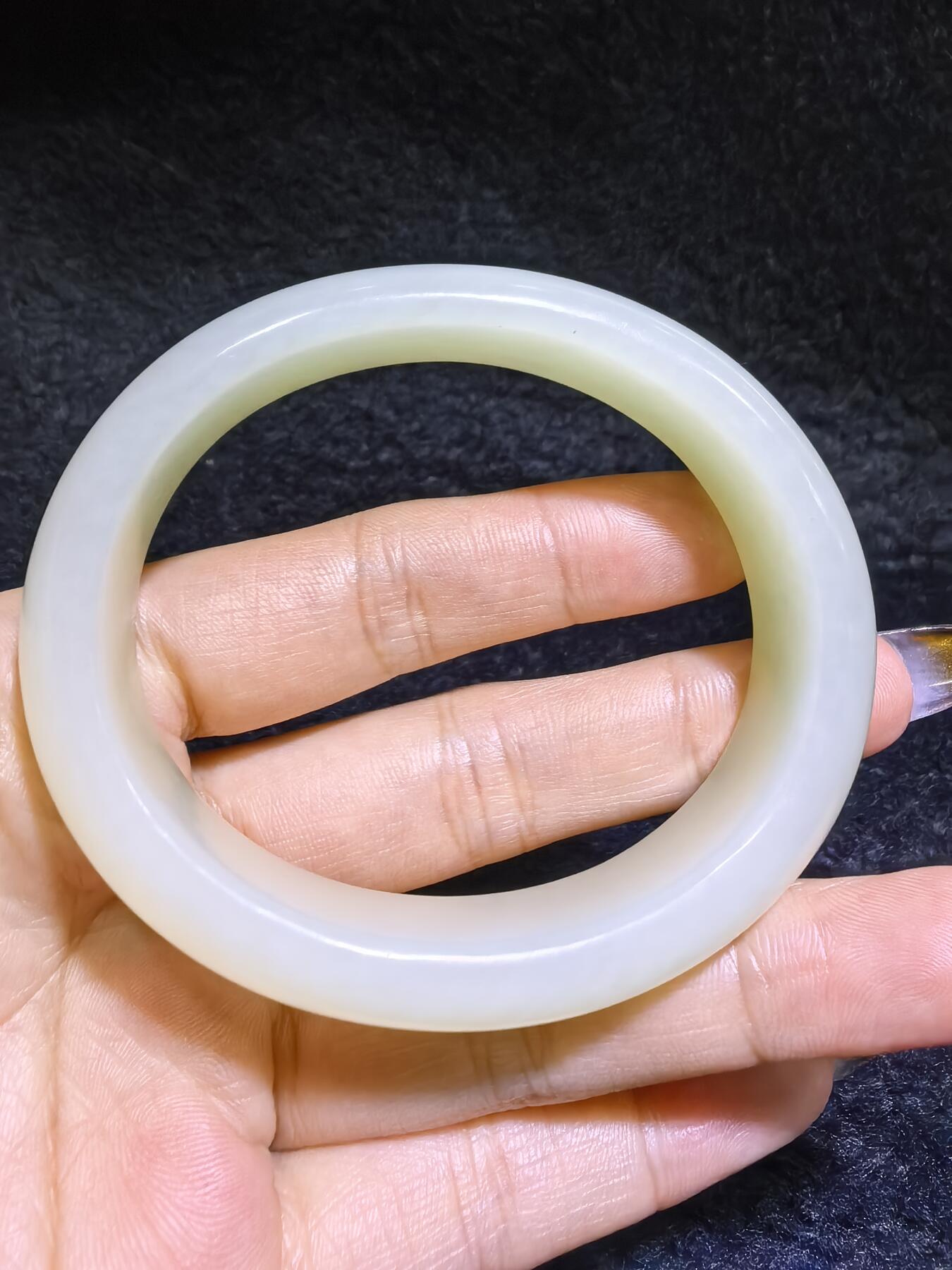 新疆和田白玉贵妃镯女款。玉质油润细腻老熟。脂粉十足！温婉简约。圈口56+条宽1.6cm条厚：0.9cm克重：61g