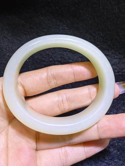 新疆和田白玉贵妃镯女款。玉质油润细腻老熟。脂粉十足！温婉简约。圈口56+条宽1.6cm条厚：0.9cm克重：61g