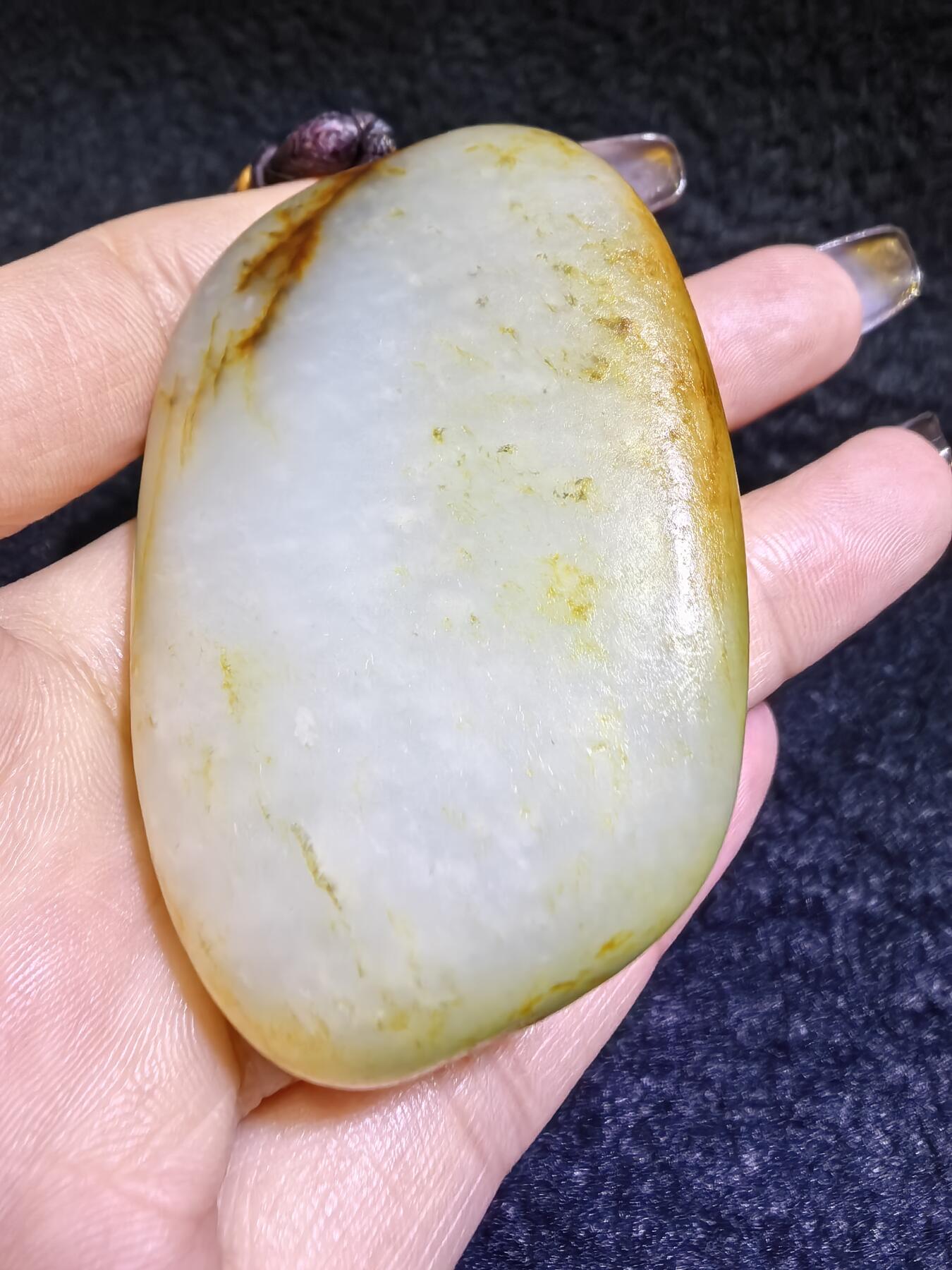 收藏级新疆喀什河籽料，府上有龙手把件男款，原籽洒金皮，可见天然毛孔撞击坑等。原皮原色，俏色巧雕寓意吉祥安康，尺寸：5.8cm*3.9cm**2.1cm
克重：75.2g自带国检证书！