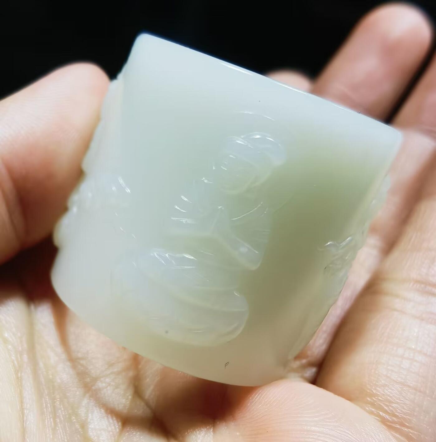 新疆和田白玉浮雕人物扳指男款，玉质油润细腻，一级白。脂粉十足，整圈浮雕图中可见，内径:22.所见即所得，实物实拍。克重:41.4g