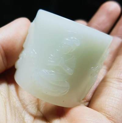 新疆和田白玉浮雕人物扳指男款，玉质油润细腻，一级白。脂粉十足，整圈浮雕图中可见，内径:22.所见即所得，实物实拍。克重:41.4g