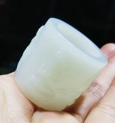 新疆和田白玉浮雕人物扳指男款，玉质油润细腻，一级白。脂粉十足，整圈浮雕图中可见，内径:22.所见即所得，实物实拍。克重:41.4g