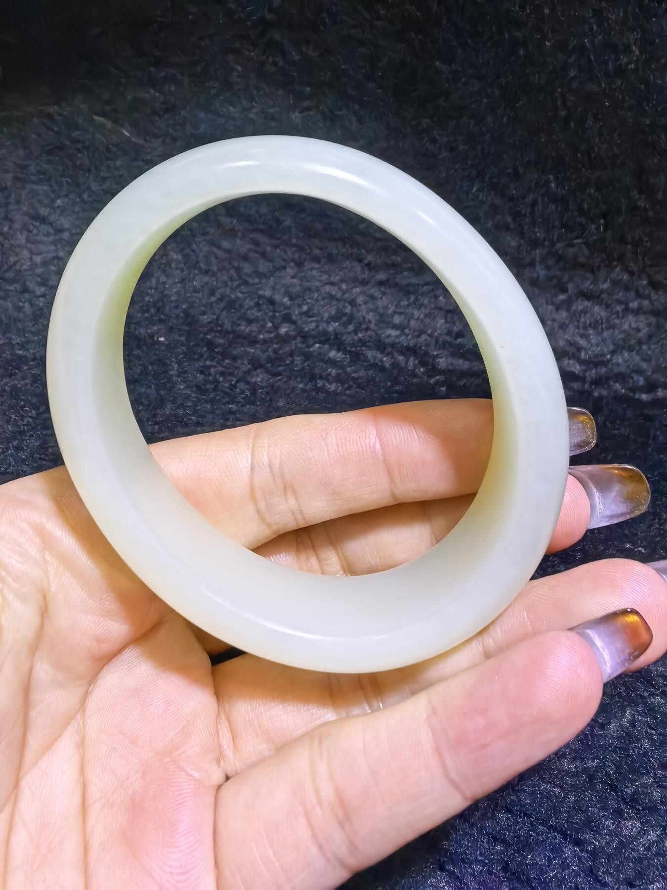 新疆和田白玉贵妃镯女款。玉质油润细腻老熟。脂粉十足！温婉简约。圈口56+条宽1.6cm条厚：0.9cm克重：61g