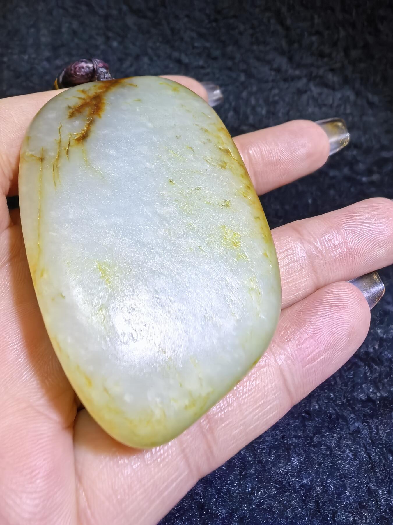 收藏级新疆喀什河籽料，府上有龙手把件男款，原籽洒金皮，可见天然毛孔撞击坑等。原皮原色，俏色巧雕寓意吉祥安康，尺寸：5.8cm*3.9cm**2.1cm
克重：75.2g自带国检证书！