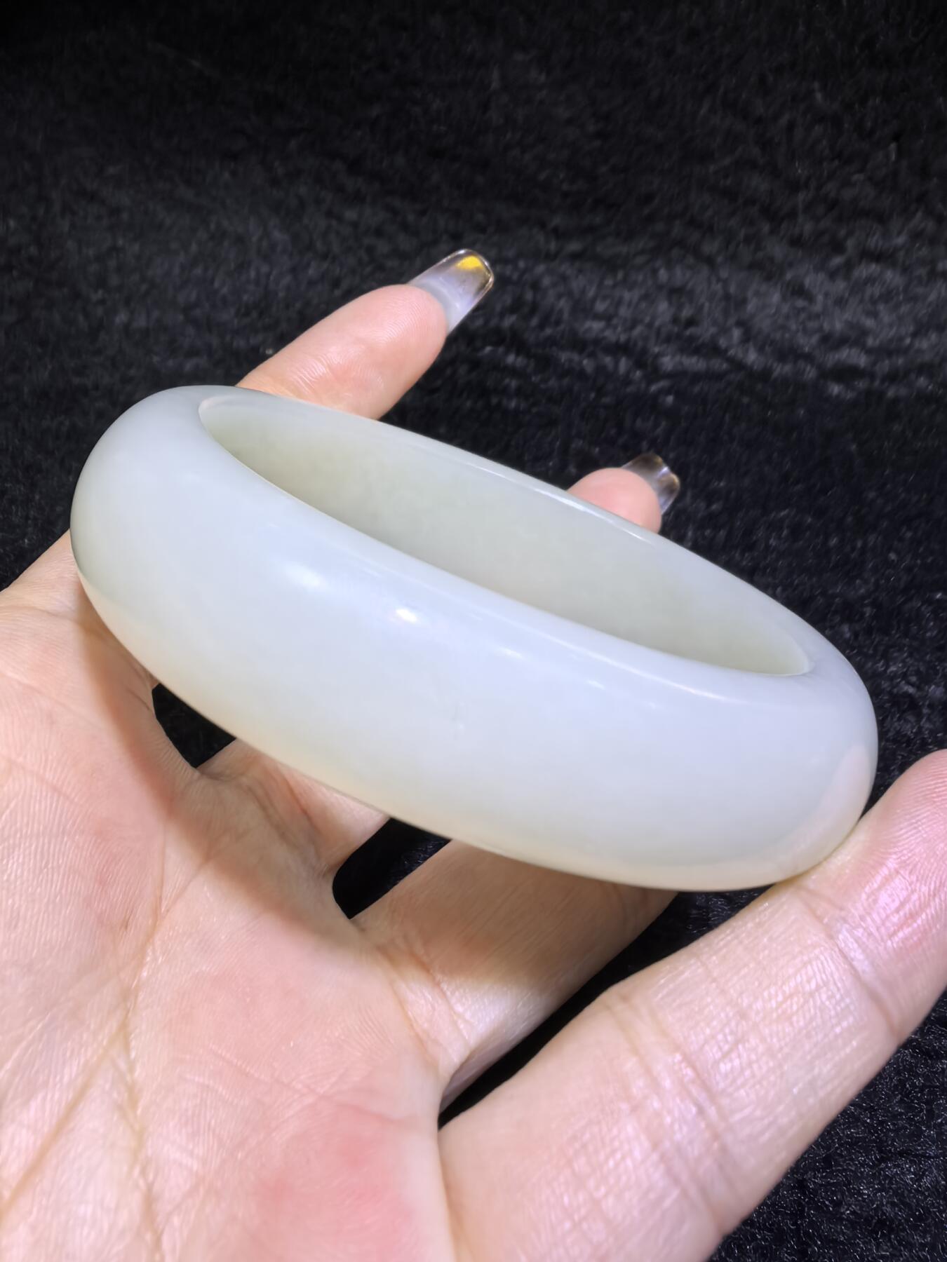 新疆和田白玉贵妃镯女款。玉质油润细腻老熟。脂粉十足！温婉简约。圈口56+条宽1.6cm条厚：0.9cm克重：61g