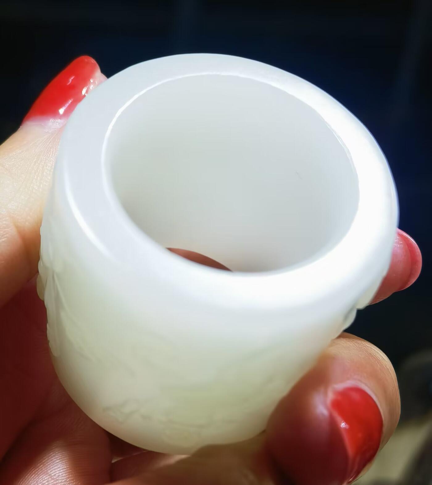 新疆和田白玉浮雕人物扳指男款，玉质油润细腻，一级白。脂粉十足，整圈浮雕图中可见，内径:22.所见即所得，实物实拍。克重:41.4g