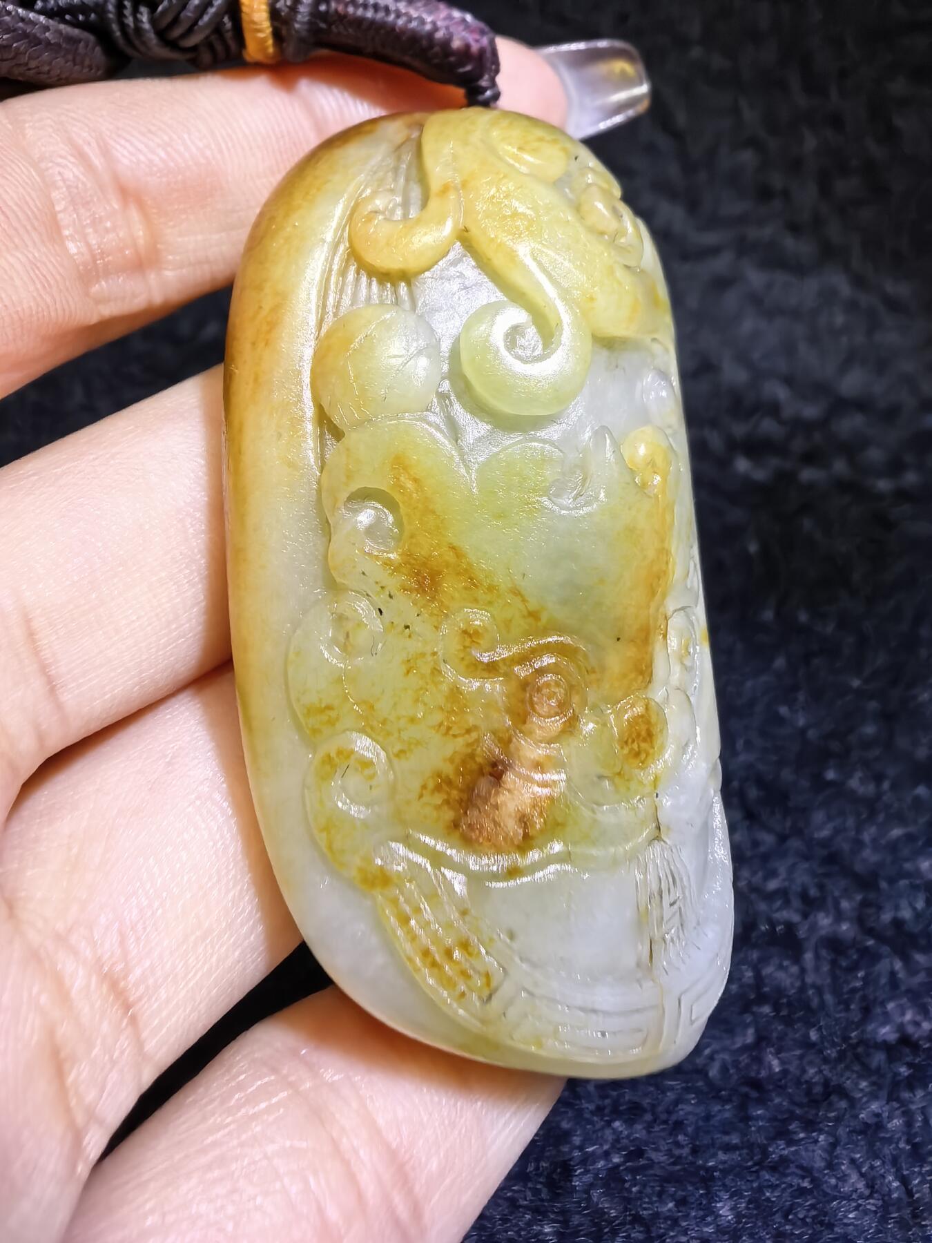 收藏级新疆喀什河籽料，府上有龙手把件男款，原籽洒金皮，可见天然毛孔撞击坑等。原皮原色，俏色巧雕寓意吉祥安康，尺寸：5.8cm*3.9cm**2.1cm
克重：75.2g自带国检证书！