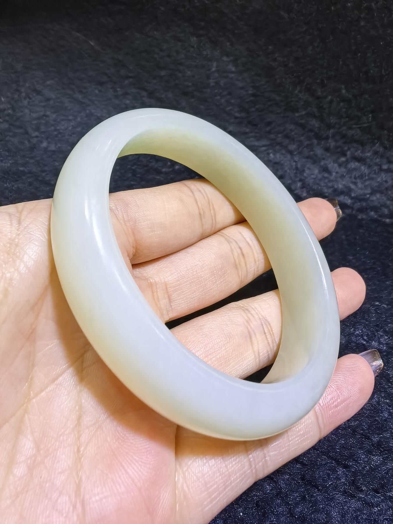 新疆和田白玉贵妃镯女款。玉质油润细腻老熟。脂粉十足！温婉简约。圈口56+条宽1.6cm条厚：0.9cm克重：61g