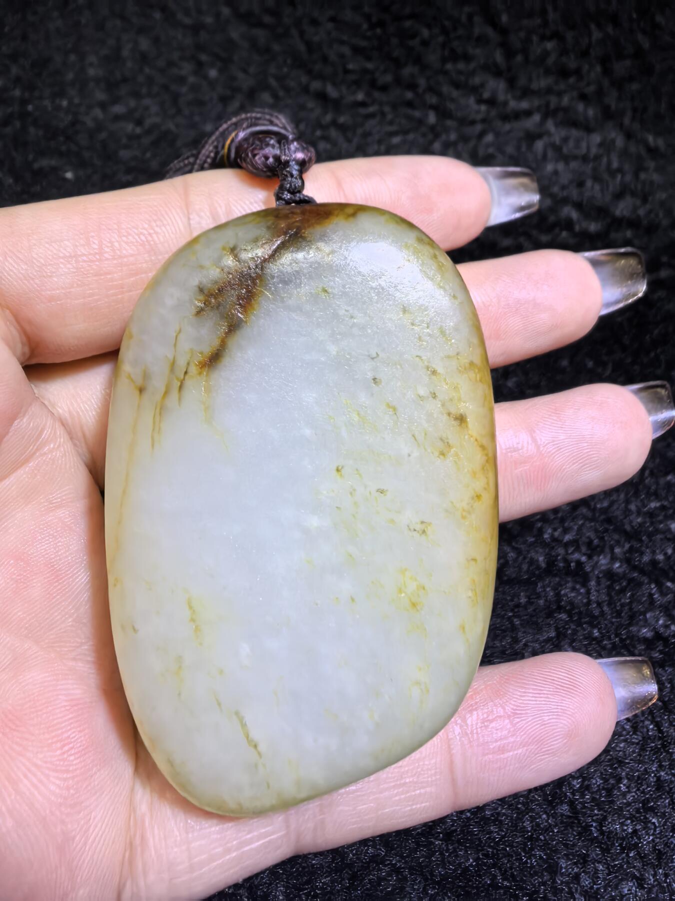 收藏级新疆喀什河籽料，府上有龙手把件男款，原籽洒金皮，可见天然毛孔撞击坑等。原皮原色，俏色巧雕寓意吉祥安康，尺寸：5.8cm*3.9cm**2.1cm
克重：75.2g自带国检证书！