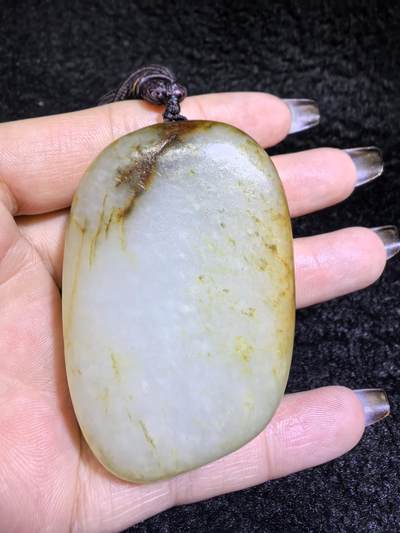 收藏级新疆喀什河籽料，府上有龙手把件男款，原籽洒金皮，可见天然毛孔撞击坑等。原皮原色，俏色巧雕寓意吉祥安康，尺寸：5.8cm*3.9cm**2.1cm
克重：75.2g自带国检证书！