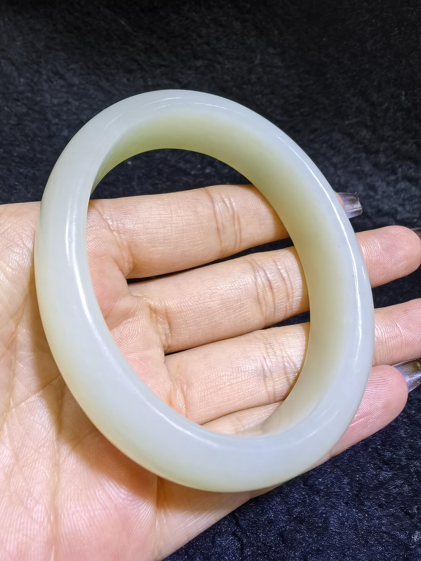 新疆和田白玉贵妃镯女款。玉质油润细腻老熟。脂粉十足！温婉简约。圈口56+条宽1.6cm条厚：0.9cm克重：61g