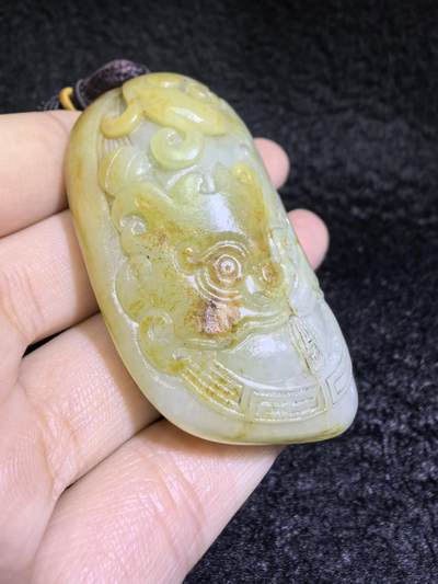 收藏级新疆喀什河籽料，府上有龙手把件男款，原籽洒金皮，可见天然毛孔撞击坑等。原皮原色，俏色巧雕寓意吉祥安康，尺寸：5.8cm*3.9cm**2.1cm
克重：75.2g自带国检证书！