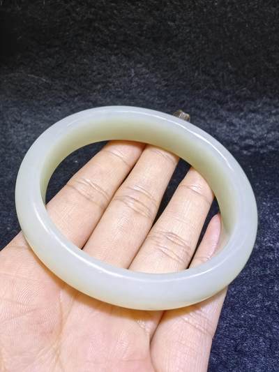 新疆和田白玉贵妃镯女款。玉质油润细腻老熟。脂粉十足！温婉简约。圈口56+条宽1.6cm条厚：0.9cm克重：61g
