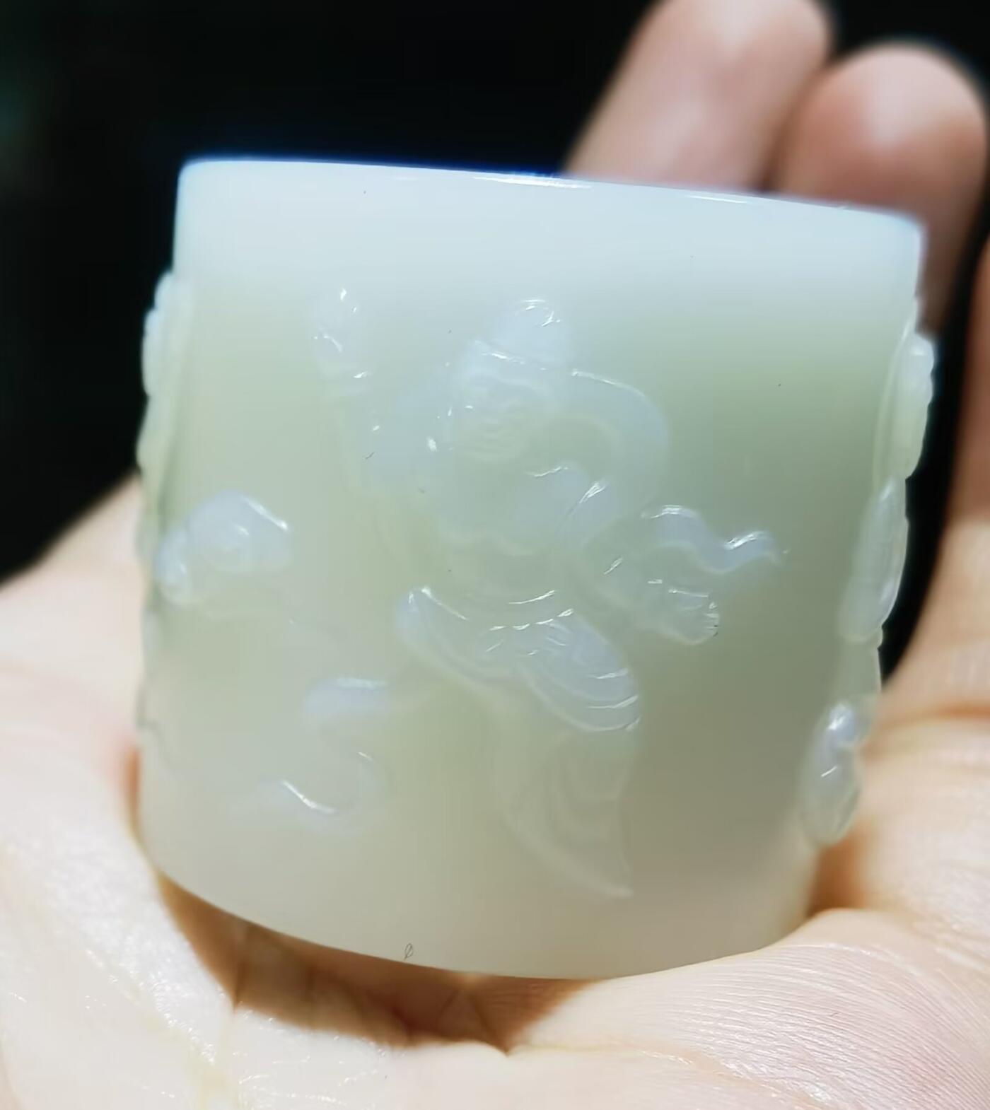 新疆和田白玉浮雕人物扳指男款，玉质油润细腻，一级白。脂粉十足，整圈浮雕图中可见，内径:22.所见即所得，实物实拍。克重:41.4g