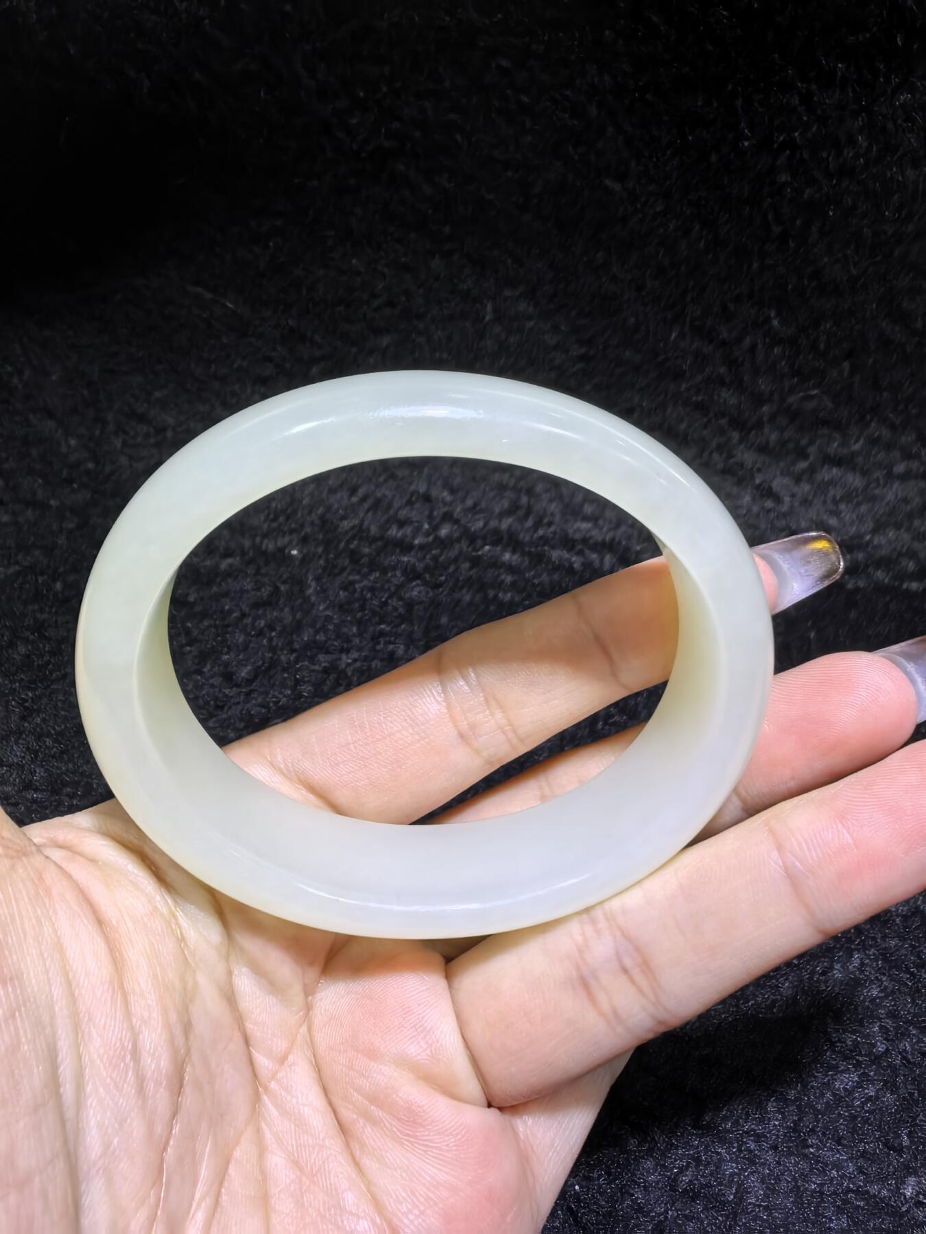 新疆和田白玉贵妃镯女款。玉质油润细腻老熟。脂粉十足！温婉简约。圈口56+条宽1.6cm条厚：0.9cm克重：61g