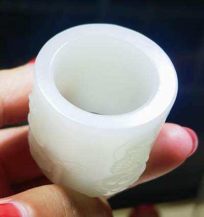 新疆和田白玉浮雕人物扳指男款，玉质油润细腻，一级白。脂粉十足，整圈浮雕图中可见，内径:22.所见即所得，实物实拍。克重:41.4g